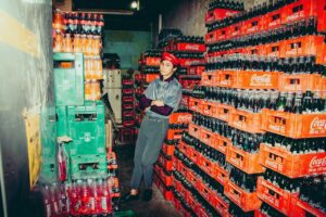 logistica-coca cola- transporte-botellas-gaseosa-hombre