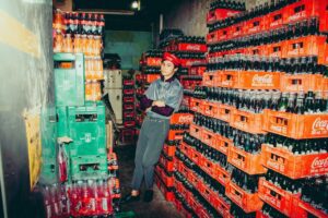 logistica-coca cola- transporte-botellas-gaseosa-hombre