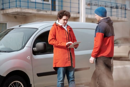 optimizar-rutas-vs-manual-delivery-hombres-conversando