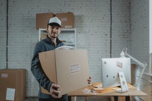 planificador-rutas-software-hombre-caja-delivery