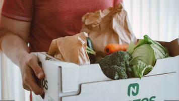 delivery alimentos frescos hombre entregando pedido