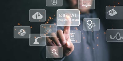 digitalizacion proceso logistico mano tocando pantalla