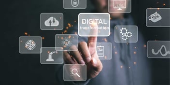 digitalizacion proceso logistico mano tocando pantalla