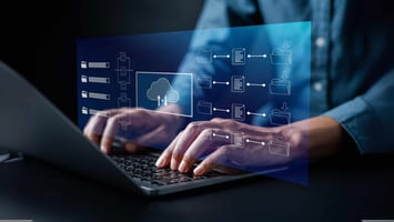 gestion digital de documentos manos en laptop saas