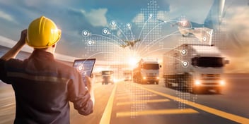 imagen de gerente de logistica viendo rutas fijas y dinamicas en una tablet con flota