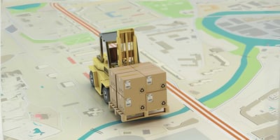 Montacargas transportando cajas sobre un mapa digital, representando la logística inteligente y la optimización de rutas de distribución.