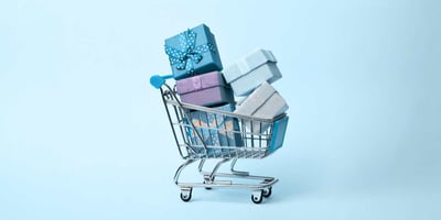 cadena de suministro carrito de compra lleno de regalos para navidad
