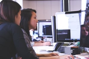 mujeres mirando computadora omnicanalidad logística tecnologías