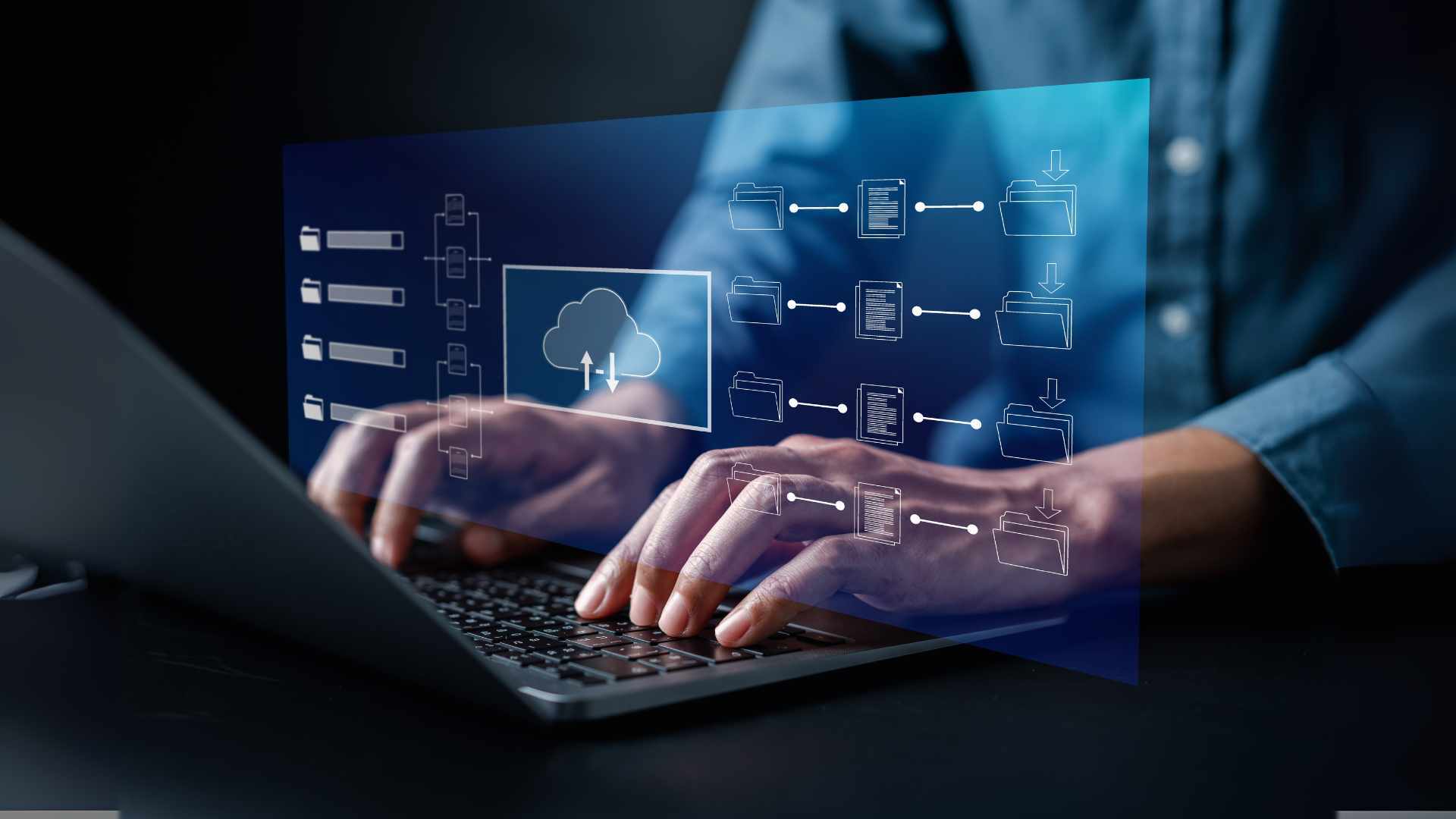 gestion digital de documentos manos en laptop saas