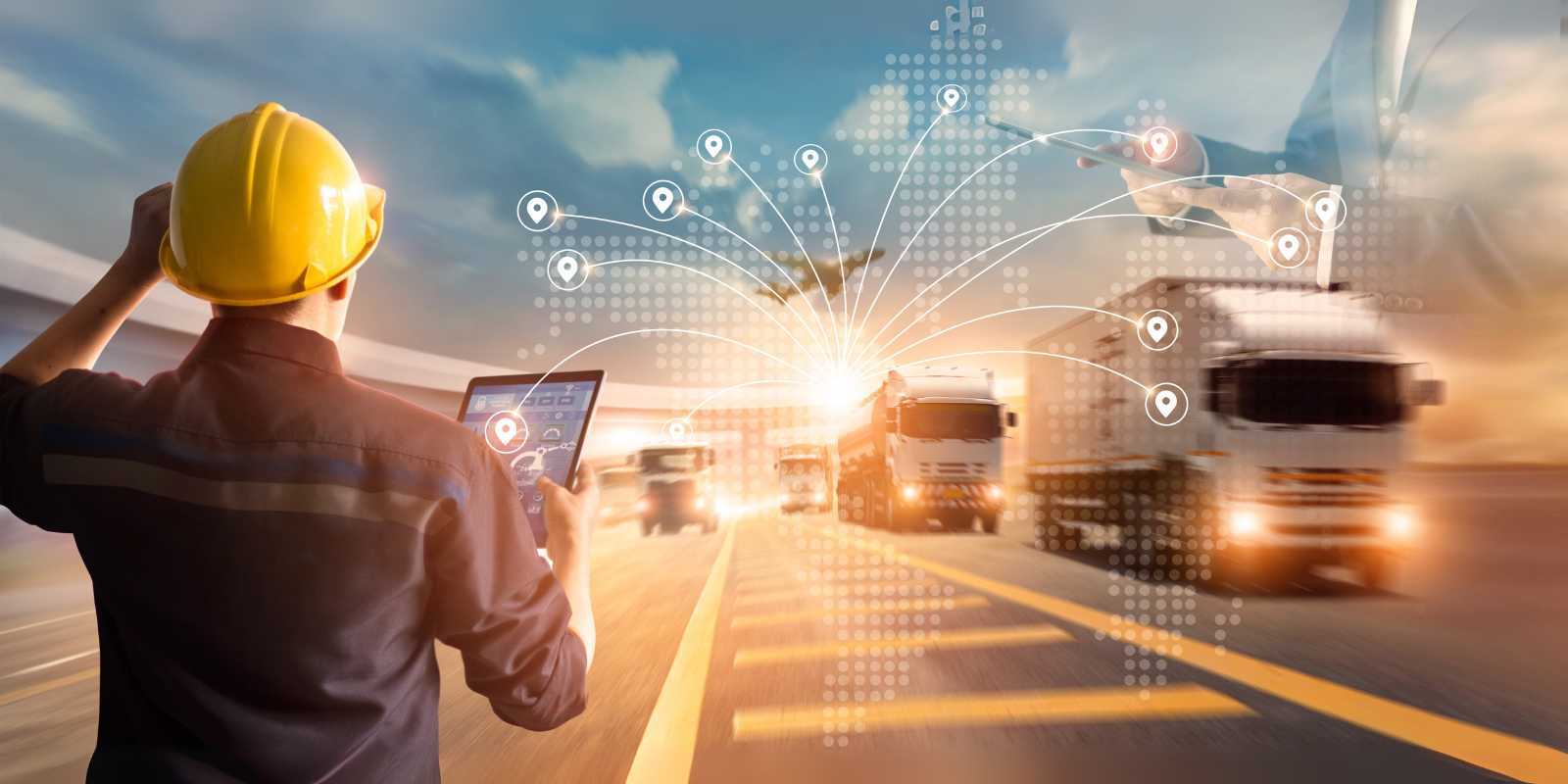 imagen de gerente de logistica viendo rutas fijas y dinamicas en una tablet con flota