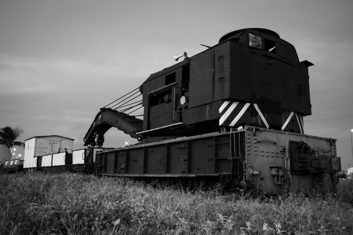 Locomotora antigua en blanco y negro sobre rieles, símbolo del transporte ferroviario histórico y evolución de la logística.