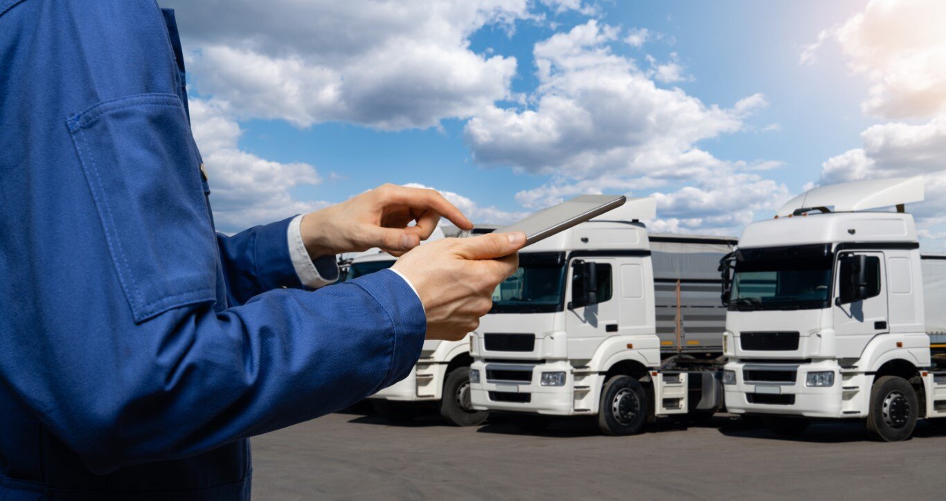 Gestión de flota de camiones mediante tablet, optimización de rutas logísticas y control de transporte en tiempo real.